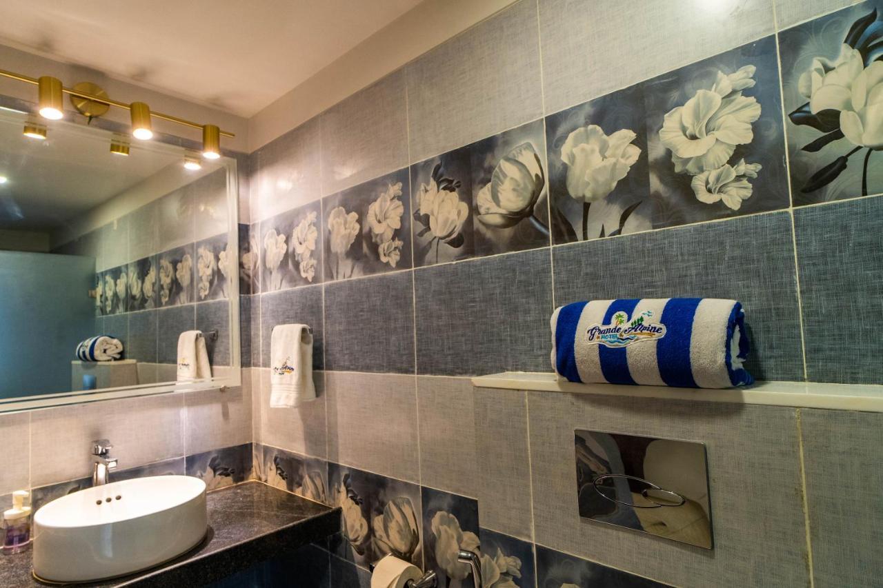 Grande Alpine Hotel Vagator Ngoại thất bức ảnh